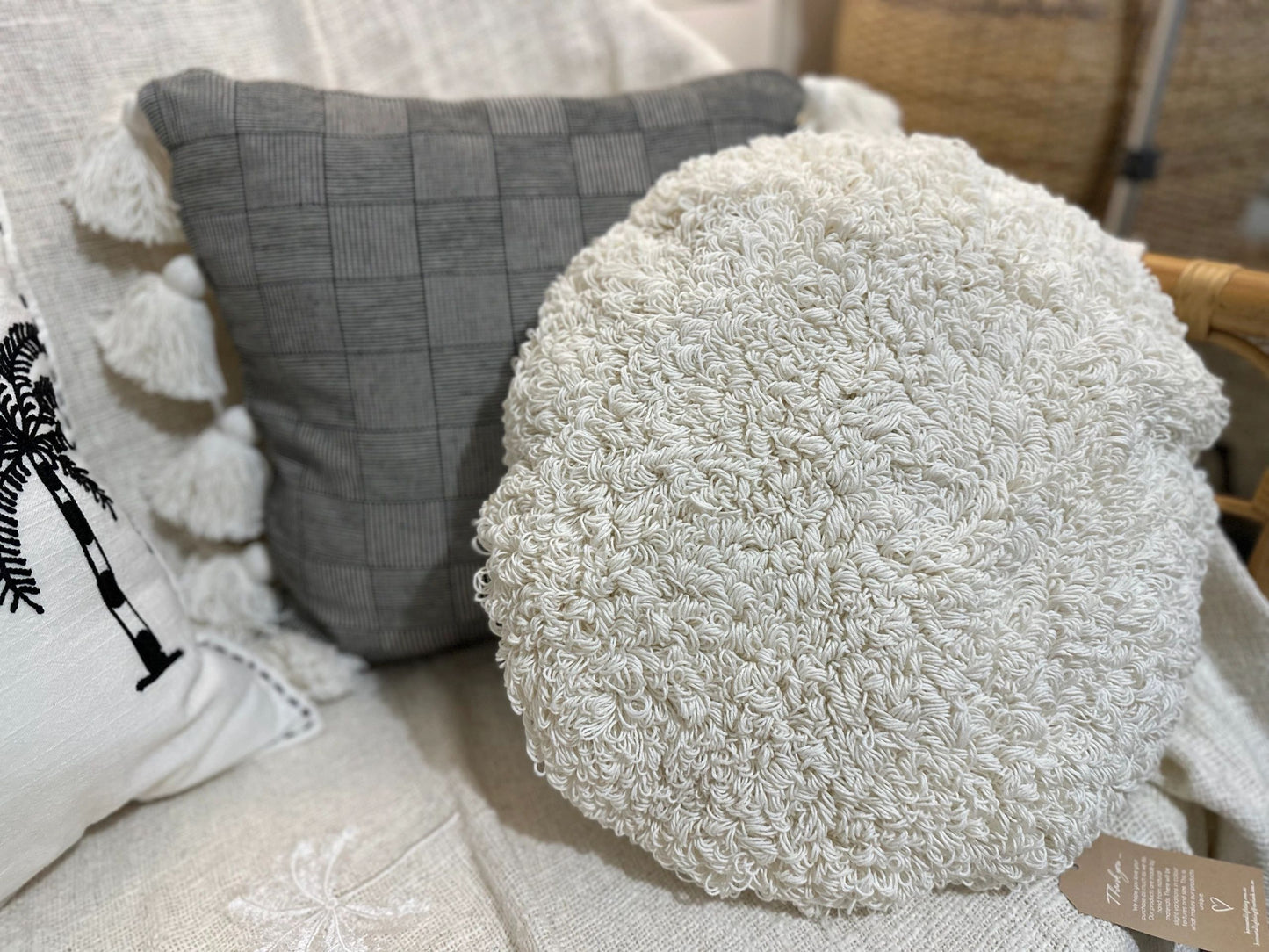 Round White Raw Cotton Cushion