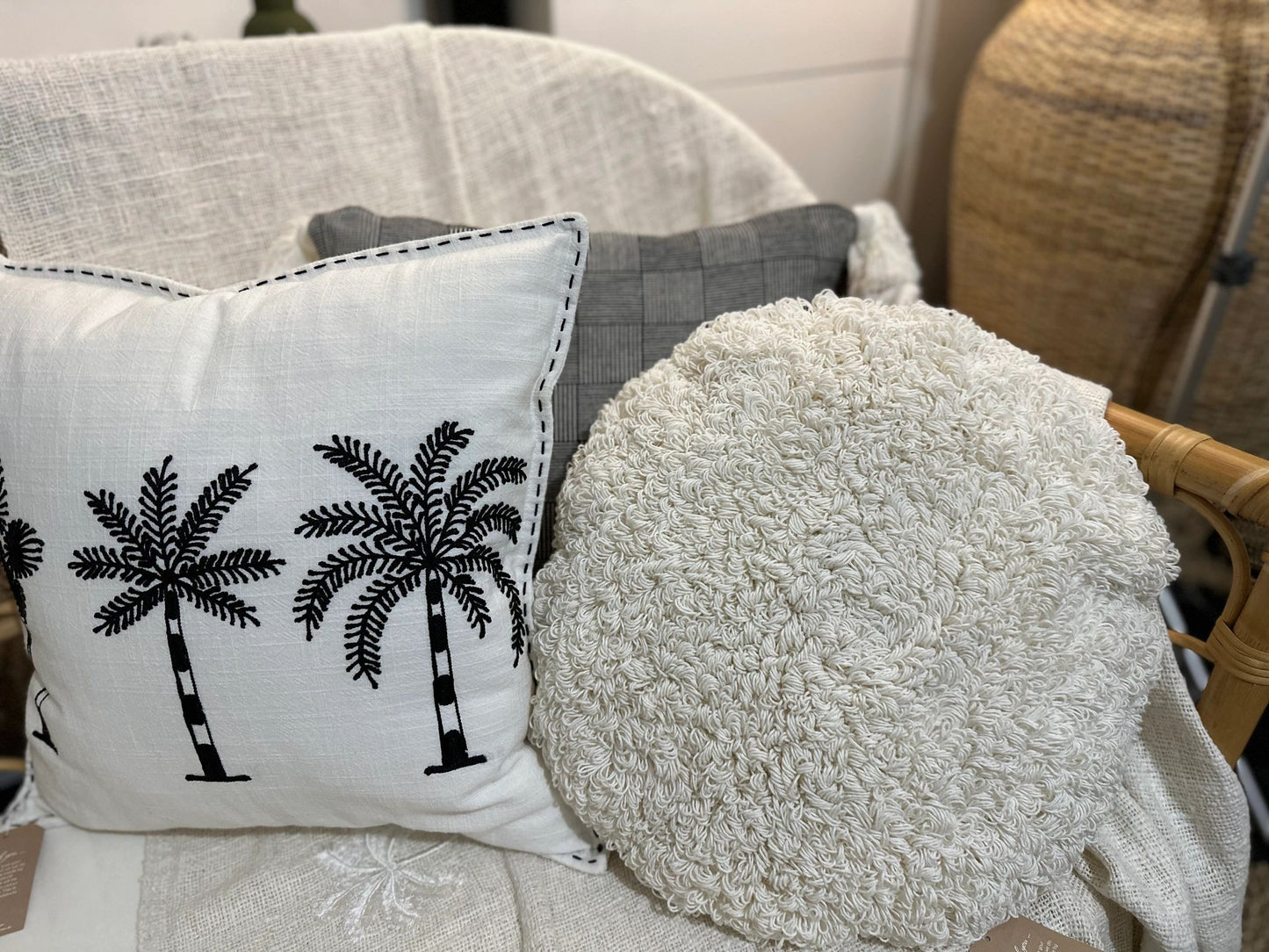 Round White Raw Cotton Cushion