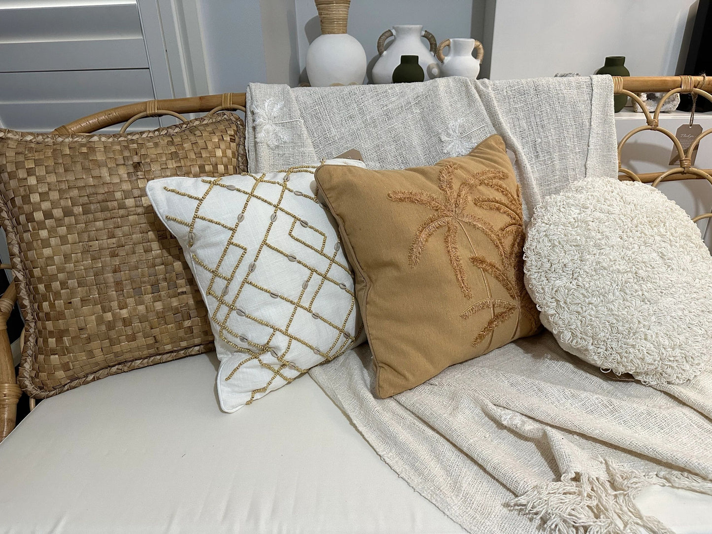Round White Raw Cotton Cushion