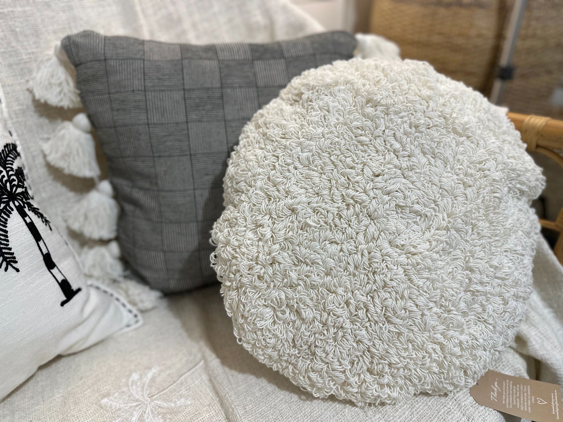 Round White Raw Cotton Cushion
